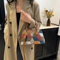 Schultertasche in Muschelform mit geometrischem 3D-Muster und Farbmix aus Lederimitat - Dunkelbraun