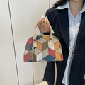 Mehrfarbige Patchwork-Muscheltasche mit Lederstruktur, getragen zum blauen Blazer - Khaki