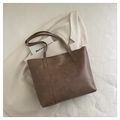 Details der braunen Vintage-Leder-Einkaufstasche mit Fashion Bags-Aufdruck auf Stoff - Dunkelkhaki