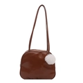 Sac à épaule rectangulaire en cuir verni marron foncé avec un pompon blanc pelucheux - Marron Avec Pendentif
