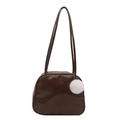 Sac à bandoulière semi-circulaire marron foncé avec breloque boule en peluche blanche - Café Avec Pendentif