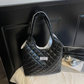 Schwarze gesteppte Puffer-Tragetasche mit Fashion Instinct Label für den Alltag - Schwarz