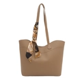 Modische beige Tragetasche mit Wellenrand und bedrucktem Seidenschal am Griff - Khaki