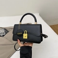 Borsa a spalla minimalista in ecopelle nera con fibbia dorata e ciondolo alla moda - Nero