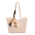 Minimalistische beige Shopper-Tasche aus Kunstleder mit geblümtem Seidenschal, weißer Hintergrund - Weiß