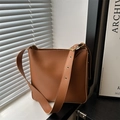 Minimalistische braune PU-Leder Beuteltasche mit breitem Gurt und goldener Hardware - Braun