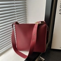 Rote minimalistische Schultertasche aus Kunstleder mit breitem Gurt und Goldschnalle - Rot