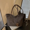 Grande borsa tote vintage marrone scuro con doppi spallacci in finta pelle scamosciata - Marrone