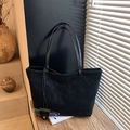 Grande borsa tote minimalista in finta pelle scamosciata nera con ciondolo accessorio - Nero