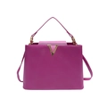 Sac à main magenta en cuir grainé avec fermoir en V doré et bandoulière réglable - Rose rouge