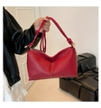 Detailansicht der roten Ledertasche mit geknotetem Schultergurt und goldenen Metallbeschlägen - Rot