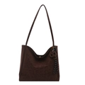 Donkerbruine suède shopper met subtiele luipaardprint en decoratieve hangers - Koffie Met Hanger