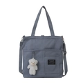 Borsa tote in tela blu Morandi con tracolla regolabile e ciondolo a orsetto - Blu