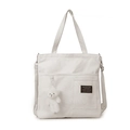 Borsa tote in tela bianco crema con tracolla regolabile e ciondolo orsetto di peluche - Bianco