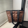 Bolso tote acolchado de nailon marrón con correas negras para moda de otoño 2025 - Marrón