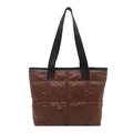 Gesteppte Puffer-Tote-Tasche in Dunkelbraun mit Rautenmuster und schwarzen Webgriffen - Braun
