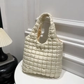 Bolso tote acolchado minimalista en color crema con textura cuadrada en salón moderno - Blanco