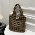 Bolso tote acolchado marrón de gran capacidad en un entorno hogareño minimalista - Marrón