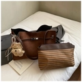 Detail von Vintage-Tragetasche aus braunem Wildleder und gestreiftem Beutel-Set - Haupttasche und Gestreifte Tasche / Kaffee Mit Anhänger