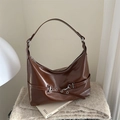 Borsa hobo in vernice marrone scuro lucido con fibbia retrò e design vintage chic - Cuoio