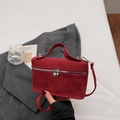 Sac à main boîte en daim bordeaux minimaliste avec fermetures éclair cœur et bandoulière - Bordeaux