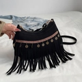 Borsa a mezzaluna bohémien in camoscio nero con nappe e ciondoli a moneta e tracolla sottile - Nero