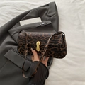 Vintage baguette tas met luipaardprint, gouden sluiting en imitatieleer textuur - Bruin