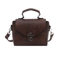 Borsa a mano vintage marrone scuro da donna con serratura in metallo e manico su sfondo bianco - Marrone