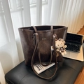 Donkerbruine shopper van vintage kunstleer met schattige kattenhanger en zilveren logo - Koffie Met Ornament