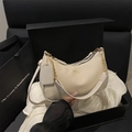 Sac hobo beige tissé chic avec chaîne dorée présenté dans un coffret cadeau luxe - Blanc