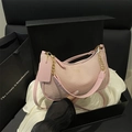 Sac sous le bras rose à texture tressée avec chaîne dorée et bandoulière en coffret - Rose
