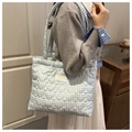 Detalle de bolso tote de cuadros con acolchado de corazones y etiqueta de marca suave - Tipo estándar / Azul