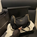Sac croissant noir chic avec chaîne dorée présenté dans son coffret cadeau de luxe - Noir
