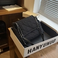 Schicke schwarze gesteppte Einkaufstasche mit Kettenriemen in Geschenkbox - Schwarz