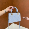 Hellblaue quadratische Handtasche mit Prägemuster, geflochtenem Griff und Goldbeschlägen - Blau