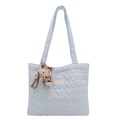 Borsa tote trapuntata blu e bianca con cuciture a cuore e ciondolo di peluche carino - Blu con Ciondolo