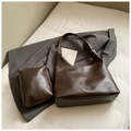 Dettaglio della borsa tote vintage marrone scuro con pochette interna in finta pelle - Borsa A Tracolla E Pochette (Caffè) / Marrone