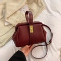 Elegante weinrote Handtasche aus Leder mit Kieselstruktur und Goldbeschlägen - Rot