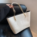 Grote witte tote bag met krokodillenreliëf, gouden ketting en ruim ontwerp - Wit