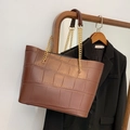 Donkerbruine tote bag met krokodillenpatroon, gouden ketting en grote opslagcapaciteit - Bruin