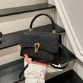Petit sac à bandoulière pailleté noir avec boucle fer à cheval dorée et poignée - Noir