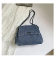 Detailansicht der Retro-Jeans-Schultertasche mit Metallkette und Webstruktur - Blau