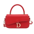 Elegante borsa a tracolla semicircolare rossa con fibbia in metallo dorato a forma di D - Rosso