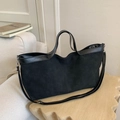 Minimalistische schwarze Shopper-Tasche aus Wildleder und Glattleder auf Holztisch - Schwarz