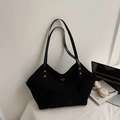 Borsa tote nera classica con dettagli dorati e finitura opaca in un contesto professionale - Nero