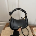 Bolso de mano minimalista en cuero negro mate con asa rizada y detalles dorados - Negro