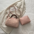 Rosa Plüsch-Handtasche mit runden Holzgriffen und passender Innentasche aus glattem Leder - Rosa