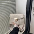 Elegante weiße Tweed-Tasche mit Goldschloss und besticktem breitem Schultergurt - Weiß