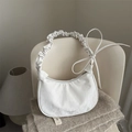 Minimalistische beige halve maan okseltas met geplooide schouderriem en strik detail - Wit