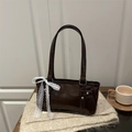 Bolso de hombro en charol marrón oscuro con un gran lazo de encaje blanco vintage - Marrón
